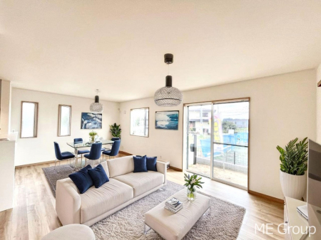 ���r���O�@�����`Living�`�@�Ƒ��̉�b��Ί炪�s���������r���O�ł��B�q���������Ă�p�����Ȃ���A�傫�ȃ\�t�@��_�C�j���O�e�[�u���ł������H���������肭�났�����􂻂�Ȗ������������Ԃł��I���Ƌ��CG�ł�