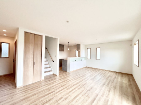 ���r���O�@�����`Living�`�@���r���O�ɊK�i�̂���Ԏ��ł���Ƒ��̃R�~���j�P�[�V�������X���[�Y�Ɏ��܂��ˁ��Ƃ肠���炵�ƐS�n�悢�Z�����a���ґ�Ȏ��Ԃ����Ƒ��݂�Ȃł��߂����������B