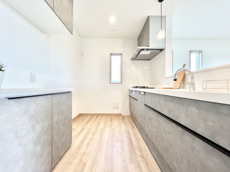 �L�b�`���@�����`Kitchen�`�@��b���e�ރ��r���O�A�������������Ȃ�L�b�`���B�Ƃ́A�������������ł͂Ȃ��A��炵��������A���K�ɂ���ꏊ�B�Ί�̖����A���炬�̓��X�̂��߂ɁA�ŐV�̐ݔ��E�d�l���̗p�B