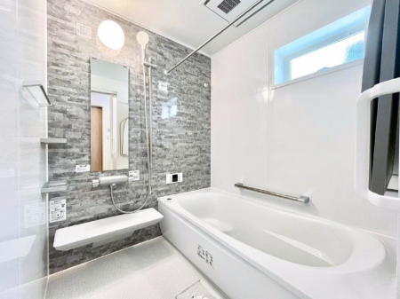 @`Bath Room`@L΂ē邱Ƃ\I̔MdȃoX^CłBqlƂꏏł\ȍLȂ̂ŁArOƂ͈ƑcR̂ЂƎy݂܂B