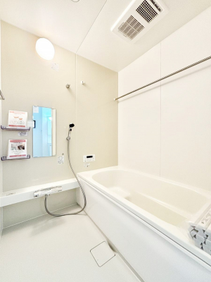 �����@�����`Bath Room�`�@�������Ƒ���L�΂��ē������邱�Ƃ��\�I����̔�������M�d�ȃo�X�^�C���ł��B���q�l�Ƃ��ꏏ�ł��\���ȍL���Ȃ̂ŁA���r���O�Ƃ͈�����Ƒ��c�R�̂ЂƎ������y���݂��������܂��B