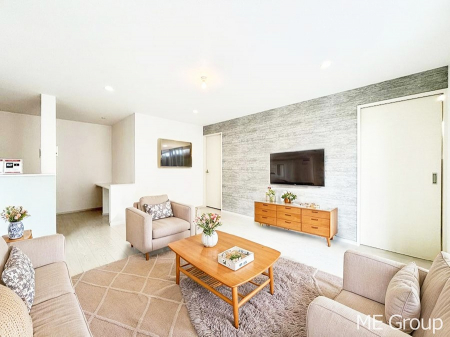 ���r���O�@�����`Living�`�@�Ƒ��̉�b��Ί炪�s���������r���O�ł��B�q���������Ă�p�����Ȃ���A�傫�ȃ\�t�@��_�C�j���O�e�[�u���ł������H���������肭�났�����􂻂�Ȗ������������Ԃł��I���Ƌ��CG�ł�