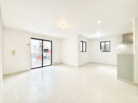 ���r���O�@�����`Living�`�@�O���̗��Ȃ��V���v���ł�������LDK�B�傫�ȑ�������������������ނ̂Ŏ��������邭�A�Ƒ��̌e���̏�Ƃ��ăs�b�^���ł��B�J�����Ɠ�������̗ǂ��𐥔񂲗����������I