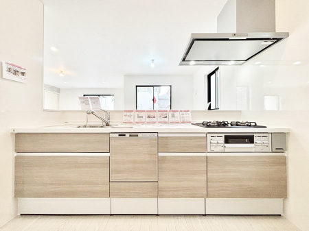 �L�b�`���@�����`Kitchen�`�@��b���e�ރ��r���O�A�������������Ȃ�L�b�`���B�Ƃ́A�������������ł͂Ȃ��A��炵��������A���K�ɂ���ꏊ�B�Ί�̖����A���炬�̓��X�̂��߂ɁA�ŐV�̐ݔ��E�d�l���̗p�B