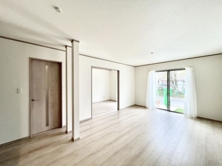 rO@B`Living`  Lȗz̏ꏊƂ炵B  邱̋Ԃ݂͂Ȃ̏Ί炪WꏊAYA邱Ƃ̂Ȃ킢ȂbyގԁA̎vԂꏊB