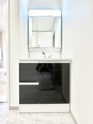 ʑEʏ@B`Dressing Room`@\ȑ傫̐ʑ͎[鎖ȂAgȂ݃`FbN⎕ȂǁA̍QԂłzeCNȃXy[Xŗ]TƂƂĒ܂B