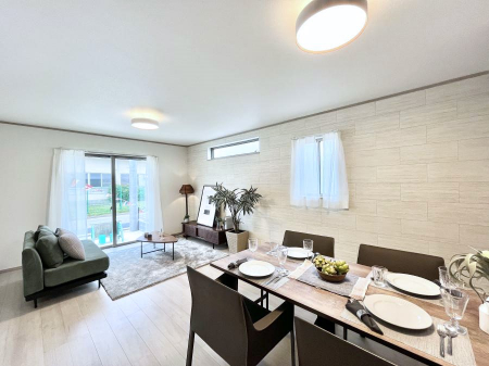 ̑ρ@Ƒ̏Ί炪RƐ܂ĂAȕ͋C̃_CjOɎdオĂ܂B