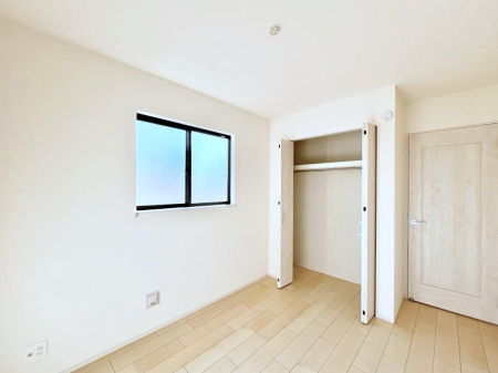 �q�������@�������a�������`Bed Room�`�@�q�������͂��q�l�ɂƂ��đ�Ϗd�Ȗ���������܂��B�q����l�ŉ߂�����Ԃ�^���邱�ƂŁA�h���׋����Ԃ����R�Ƒ����܂����畔���̕Еt����|���Ȃǂ��������ƂɌq����܂��B