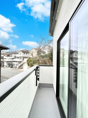 �o���R�j�[�@�����`Balcony�`�@������̃o���R�j�[�̑O�ɂ͉_�ȊO�ɑ��z���Ղ���̂�����܂���B�����󕨂������₷���A����薾�邭�C�����̂������������Ă��܂��B�g���₷���J���I�ȃo���R�j�[�ł���