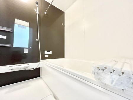 �����@�����`Bath Room�`�@����L�΂��ē������邱�Ƃ��\�I����̔�������M�d�ȃo�X�^�C���ł��B���q�l�Ƃ��ꏏ�ł��\���ȍL���Ȃ̂ŁA���r���O�Ƃ͈�����Ƒ��c�R�̂ЂƎ������y���݂��������܂��B