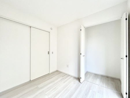 �Q���@�����`Bed Room�`  �����ɂ͎��[�N���[�[�b�g�������I���i�g���̂��m���⏬���͂������A�G�ߕ��̂��m���Ȃǂ���������Ɛ������ڂ����܂������܂��B  ������Ԃ��L���g�p�ł��܂��ˁB