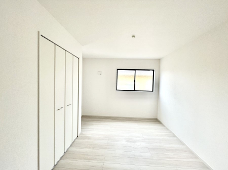 �q�������@�����`Bed Room�`�@�q�������͂��q�l�ɂƂ��đ�Ϗd�Ȗ���������܂��B�q����l�ŉ߂�����Ԃ�^���邱�ƂŁA�h���׋����Ԃ����R�Ƒ����܂����畔���̕Еt����|���Ȃǂ��������ƂɌq����܂��B