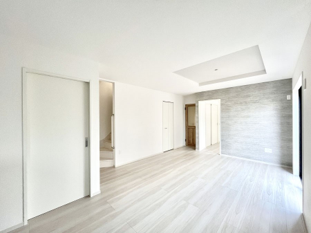 ���r���O�@�����`Living�`  �L���ȗz�������̏ꏊ���Ƃ炵�����B  �����邱�̋�Ԃ݂͂�Ȃ̏Ί炪�W���ꏊ�A����Y��A���邱�Ƃ̂Ȃ����킢���Ȃ���b���y���ގ��ԁA��������̎v�����Ԃ���ꏊ�B