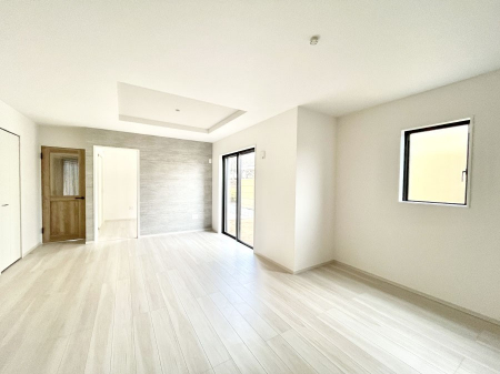 ���̑����ρ@�����`Living�`�@�Ƒ��̐H����c���̂ق��A�q�ǂ���V�΂�����A�F�l���������肷��LDK�͏Z�܂��̒��S�B�����ԉ߂����ꏊ������A���̋�Ԃ͏Z�܂��S�̂̋��S�n�����E���܂��B