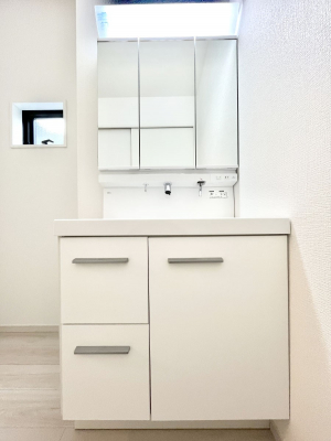 ���ʑ�E���ʏ��@�����`Dressing Room�`�@�\���ȑ傫���̐��ʑ�͎��[�����鎖�Ȃ���A�g�����Ȃ݃`�F�b�N�⎕�����ȂǁA���̍Q�����������Ԃł��z�e�����C�N�ȃX�y�[�X�ŗ]�T�Ƃ�Ƃ�������Ē����܂��B