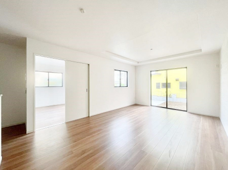 rO@`Living`  Lȗz̏ꏊƂ炵B  邱̋Ԃ݂͂Ȃ̏Ί炪WꏊAYA邱Ƃ̂Ȃ킢ȂbyގԁA̎vԂꏊB