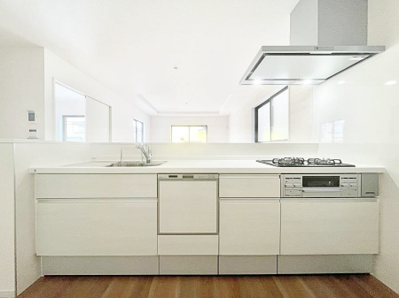 Lb`@`Kitchen`@beރrOAȂLb`BƂ́Ał͂ȂA炵AKɂꏊBΊ̖A炬̓X̂߂ɁAŐV̐ݔEdl̗pB