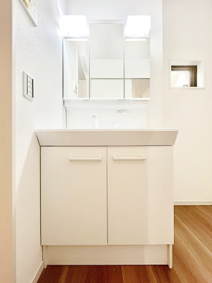 ʑEʏ@`Dressing Room`  FœꂳĂƁAXbLƐۂ܂B  ̗ɂ͂ՂƎ[Xy[XWI  ́AVv@\dāB