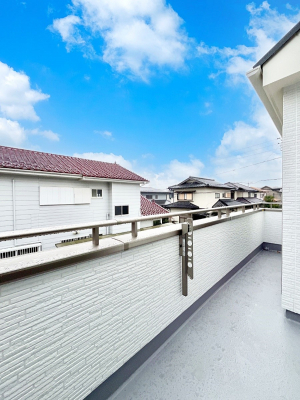 �o���R�j�[�@�����`Balcony�`�@������̃o���R�j�[�̑O�ɂ͉_�ȊO�ɑ��z���Ղ���̂�����܂���B�����󕨂������₷���A����薾�邭�C�����̂������������Ă��܂��B�g���₷���J���I�ȃo���R�j�[�ł���