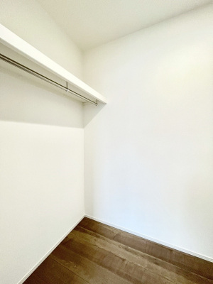 ���̑��@�����`Walk-in Closet�`�@�K�v�Ȃ��̂�R�[�f�B�l�[�g���ꗗ���Ċm�F�ł��A�g�x�x�⏀�����Z���ԂōςރE�H�[�N�C���N���[�[�b�g��ݒu���܂����B�Ƃ̒�����������Ƃ�����֗��Ȏ��[�X�y�[�X�ł��B