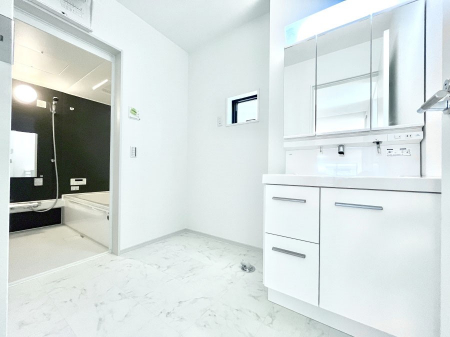 ̑@P`Dressing Room`  \ȑ傫̐ʑ͎[鎖ȂAgȂ݃`FbN⎕ȂǁA̍QԂłzeCNȃXy[Xŗ]TƂƂĒ܂B
