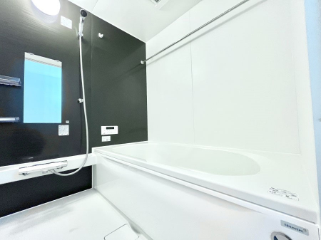 @P`Bath Room`@͋C̗ŖɌătbVB@\tĂ̂Ő􂢏オ󕨂AJ̓VCCɂ邱Ƃ\łB