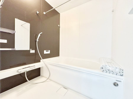 �����@�������P�������`Bath Room�`�@����L�΂��ē������邱�Ƃ��\�I����̔�������M�d�ȃo�X�^�C���ł��B���q�l�Ƃ��ꏏ�ł��\���ȍL���Ȃ̂ŁA���r���O�Ƃ͈�����Ƒ��c�R�̂ЂƎ������y���݂��������܂��B