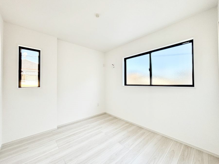 �q�������@�������P�������`Bed Room�`�@�q�������͂��q�l�ɂƂ��đ�Ϗd�Ȗ���������܂��B�q����l�ŉ߂�����Ԃ�^���邱�ƂŁA�h���׋����Ԃ����R�Ƒ����܂����畔���̕Еt����|���Ȃǂ��������ƂɌq����܂��B