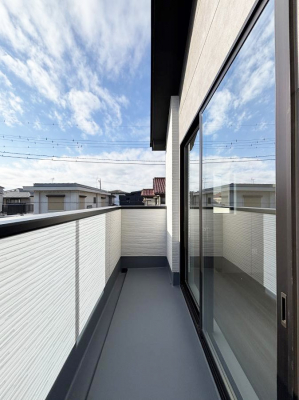 �o���R�j�[�@�������P�������`Balcony�`�@������̃o���R�j�[�̑O�ɂ͉_�ȊO�ɑ��z���Ղ���̂�����܂���B�����󕨂������₷���A����薾�邭�C�����̂������������Ă��܂��B�Ƒ��S�����̐��󕨂���C�Ɋ����܂��B