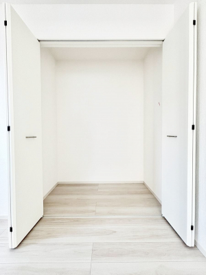 ���[�@�������P�������`Closet�`�@�ǖʃN���[�[�b�g������΃^���X��u���K�v���Ȃ��A�o������̂Ȃ��X�b�L����Ԃ��ێ��ł��܂��B����ꂽ�X�y�[�X��L���Ɋ��p�ł������B�ߗނ��̕i�Ȃǂ����Ղ���[�o���܂��ˁ�