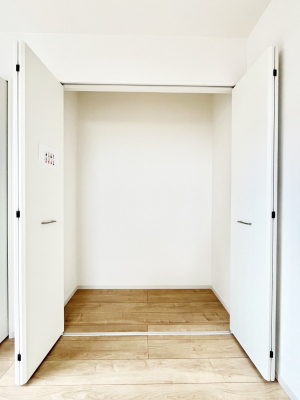 ���[�@�����`Closet�`�@�ǖʃN���[�[�b�g������΃^���X��u���K�v���Ȃ��A�o������̂Ȃ��X�b�L����Ԃ��ێ��ł��܂��B����ꂽ�X�y�[�X��L���Ɋ��p�ł������B�G�߂̈ߗނ��̕i�Ȃǂ����Ղ���[�o���܂��ˁ�