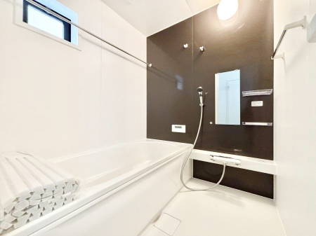 �����@������1�������`Bath Room�`�@����L�΂��ē������邱�Ƃ��\�I����̔�������M�d�ȃo�X�^�C���ł��B���q�l�Ƃ��ꏏ�ł��\���ȍL���Ȃ̂ŁA���r���O�Ƃ͈�����Ƒ��c�R�̂ЂƎ������y���݂��������܂��B