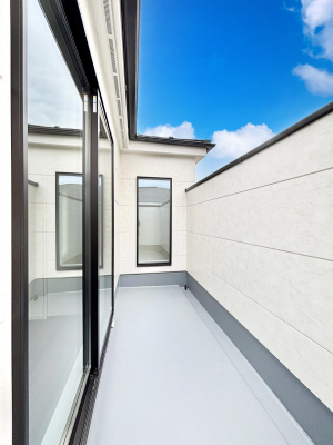 �o���R�j�[�@������1�������`Balcony�`  �傫�ȋ�Ɉ͂܂ꂽ�C�����̂����ƁB  �o���R�j�[��`�������ň��|�I�ȊJ�����ɕ�܂�܂��B  �o���R�j�[�͗z���������݂��z�c����󕨂��C�����悭�������Ƃ��ł��܂��B