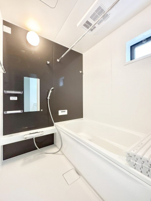 �����@������2�������`Bath Room�`�@���t���̃o�X���[���́A�̌������薾�邭�C�����̗ǂ���Ԃł��B�������邱�ƂŁA���C�����ǍD�B������芰����o�X���[���ŁA�����̃o�X�^�C�����y���݂ɂȂ肻���ł��B