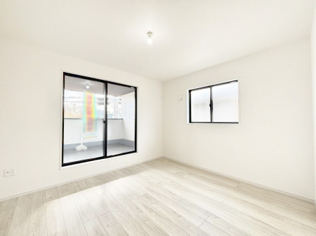 �q�������@������2�������`Bed Room�`�@�q�������͂��q�l�ɂƂ��đ�Ϗd�Ȗ���������܂��B�q����l�ŉ߂�����Ԃ�^���邱�ƂŁA�h���׋����Ԃ����R�Ƒ����܂����畔���̕Еt����|���Ȃǂ��������ƂɌq����܂��B