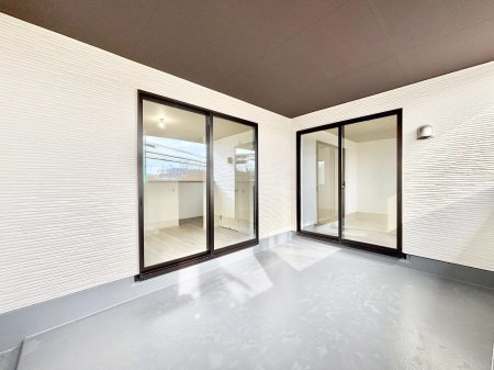 �o���R�j�[�@������2�������`Balcony�`�@�C���i�[�o���R�j�[�͐��󕨂������X�y�[�X�Ƃ��ċ}�ȉJ�Ő��󕨂��G��Ă��܂��̂�h���ł���܂����`�F�A�ł��낢����A�Ăɂ͎�����C�ɂ����r�j�[���v�[�����y���߂܂��ˁ�