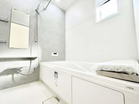 �����@�����`Bath Room�`�@�������������͋C�̗����Ŗ����Ɍ����ă��t���b�V���B���������@�\���t���Ă���̂ŗׂ̐���@�u����Ő􂢏オ�������󕨂��A�J�̓����V�C���C�ɂ������������邱�Ƃ��\�ł��B