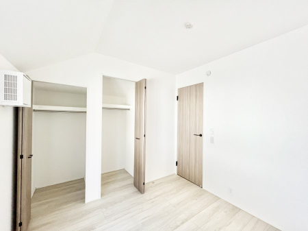 �Q���@�����`Bed Room�`  �S�����ɂ͎��[�N���[�[�b�g�������I���i�g���̂��m���⏬���͂������A�G�ߕ��̂��m���Ȃǂ���������Ɛ������ڂ����܂������܂��B  ������Ԃ��L���g�p�ł��܂��ˁB