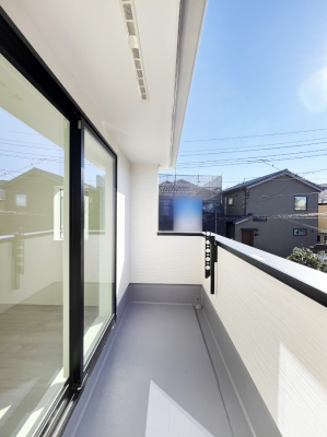 �o���R�j�[�@�����`Balcony�`�@������̃o���R�j�[�̑O�ɂ͉_�ȊO�ɑ��z���Ղ���̂�����܂���B�����󕨂������₷���A����薾�邭�C�����̂������������Ă��܂��B�g���₷���J���I�ȃo���R�j�[�ł���