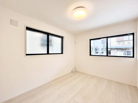 q@`Bed Room`@q͂qlɂƂđϏdȖ܂Bqlŉ߂Ԃ^邱ƂŁAh׋ԂRƑ܂畔̕Еt|ȂǂƂɌq܂B