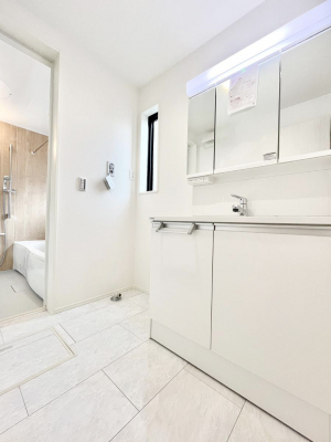 ̑@`Dressing Room`  FœꂳĂƁAXbLƐۂ܂B  ̗ɂ͂ՂƎ[Xy[XWI  ́AVv@\dāB