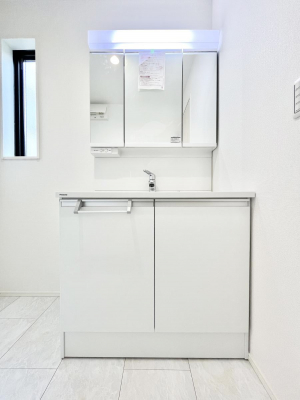 ʑEʏ@`Dressing Room`@\ȑ傫̐ʑ͎[鎖ȂAgȂ݃`FbN⎕ȂǁA̍QԂłzeCNȃXy[Xŗ]TƂƂĒ܂B