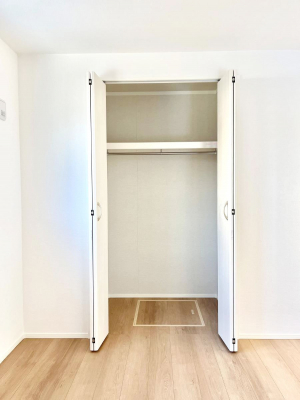 ���[�@�������P�������`Closet�`�@�ǖʃN���[�[�b�g������΃^���X��u���K�v���Ȃ��A�o������̂Ȃ��X�b�L����Ԃ��ێ��ł��܂��B����ꂽ�X�y�[�X��L���Ɋ��p�ł������B�ߗނ��̕i�Ȃǂ����Ղ���[�o���܂��ˁ�