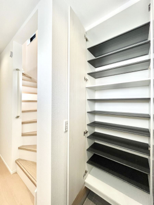 ���̑����ρ@�����Ղ���[�ł���V���[�Y�{�b�N�X�ŉƑ��S���̌C���A���ւ�������B  