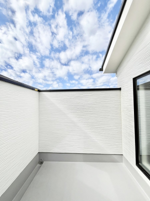 oRj[@`Balcony`@傫ȋɈ͂܂ꂽĈƁBoRj[`ň|IȊJɕ܂܂BoRj[͗z݂zc󕨂C悭Ƃł܂B