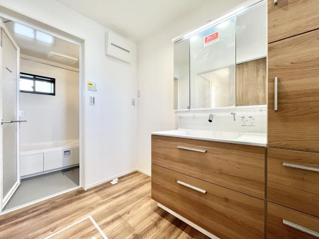 ̑@Pn`Dressing Room`@邭pE_[[Bgꏊ炱AKȋԂƂȂĂ܂BVv[hbT[̗pĂ܂̂ŁAVyɏo܂B