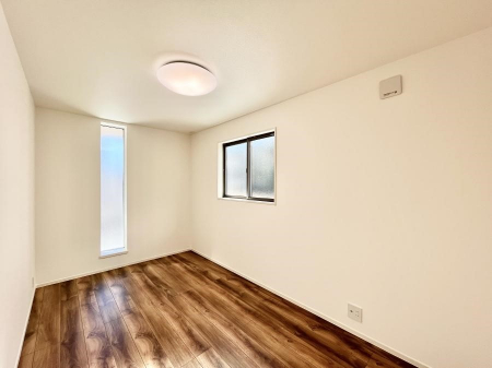 q@Pn`Bed Room`@q͂qlɂƂđϏdȖ܂Bqlŉ߂Ԃ^邱ƂŁAh׋ԂRƑ܂畔̕Еt|ȂǂƂɌq܂B