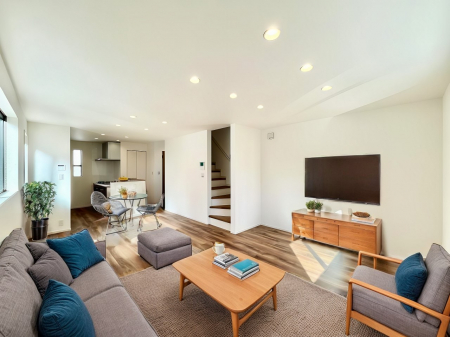 rO@Pn`Living`@Ƒ̐HĉقAqǂV΂AFl肷LDK͏Z܂̒SBԉ߂ꏊA̋Ԃ͏Z܂Ŝ̋SnE܂B