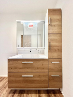 ʑEʏ@Pn`Dressing Room`@\ȑ傫̐ʑ͎[鎖ȂAgȂ݃`FbN⎕ȂǁA̍QԂłzeCNȃXy[Xŗ]TƂƂĒ܂B