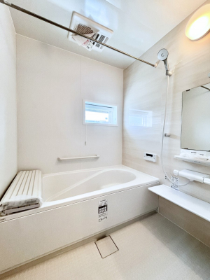 @104`Bath Room`@t̃oX[́Ǎ薾邭C̗ǂԂłB邱ƂŁACǍDB芰oX[ŁÃoX^Cy݂ɂȂ肻łB